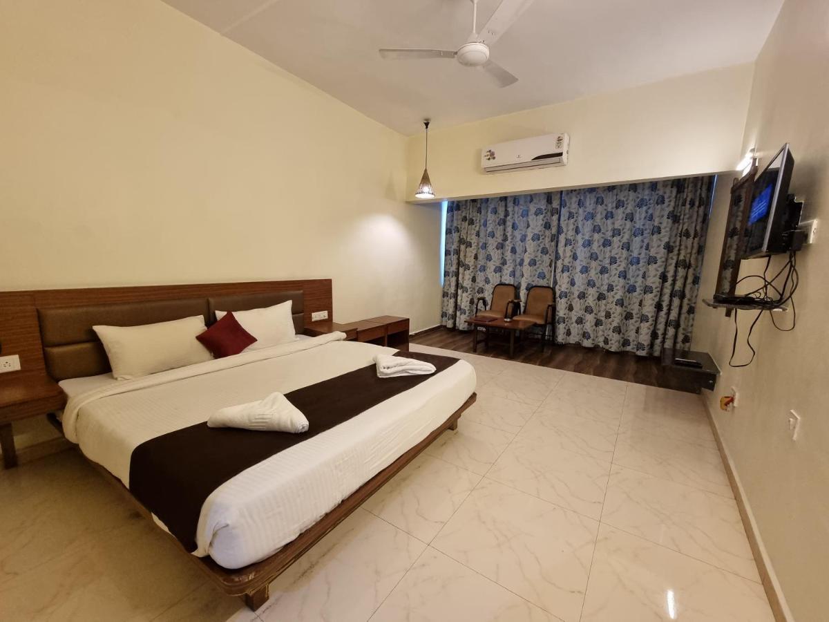 Hotel Lions Den Lonavala Esterno foto