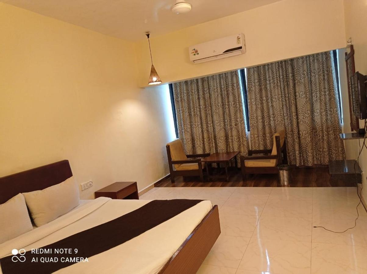 Hotel Lions Den Lonavala Esterno foto