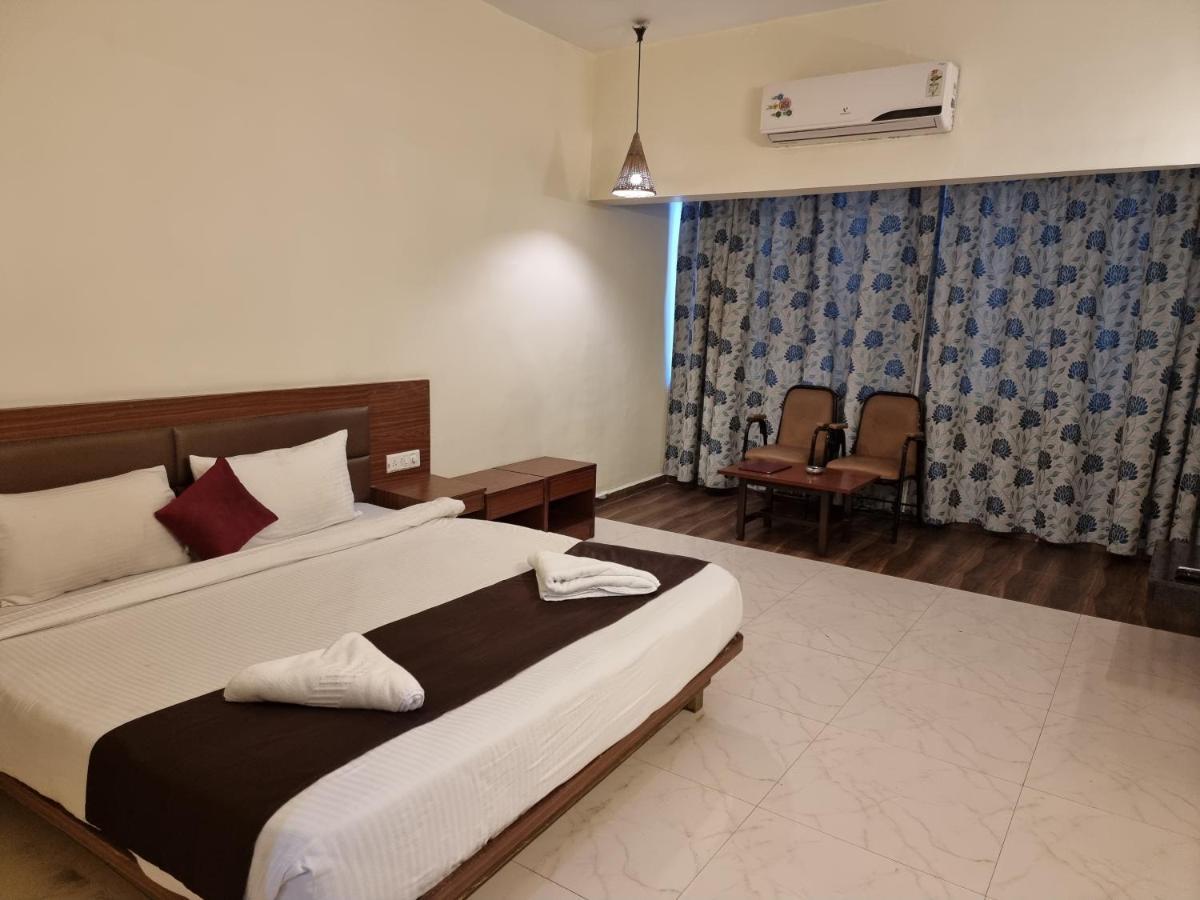 Hotel Lions Den Lonavala Esterno foto