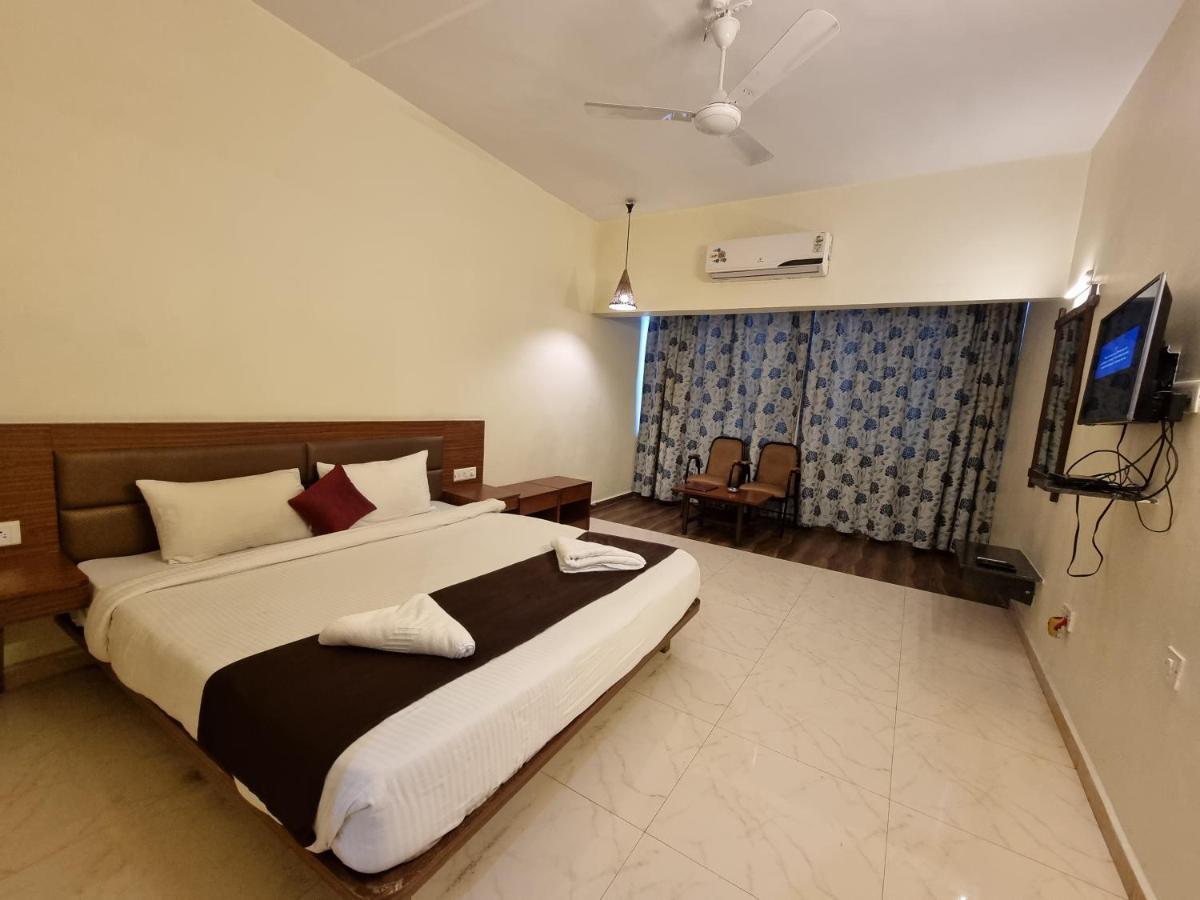 Hotel Lions Den Lonavala Esterno foto