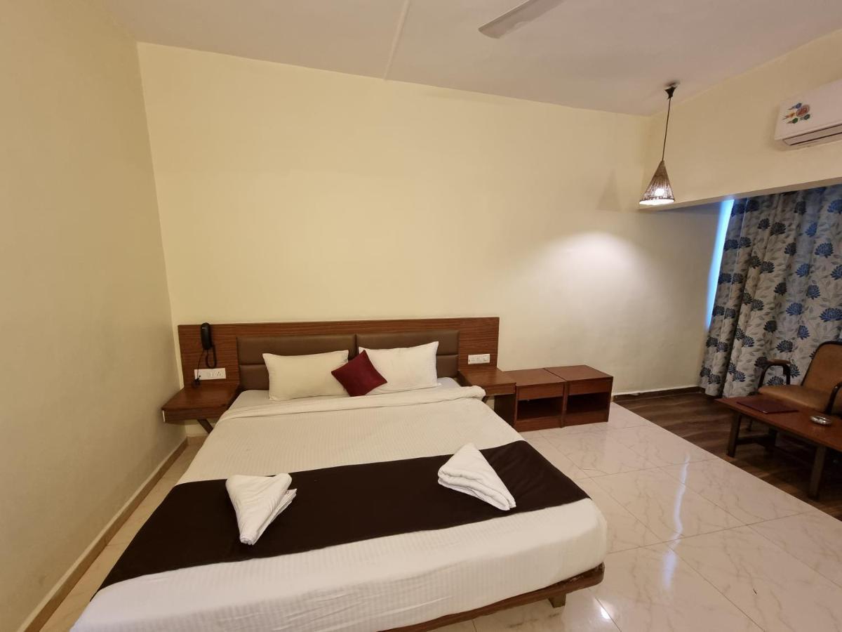 Hotel Lions Den Lonavala Esterno foto