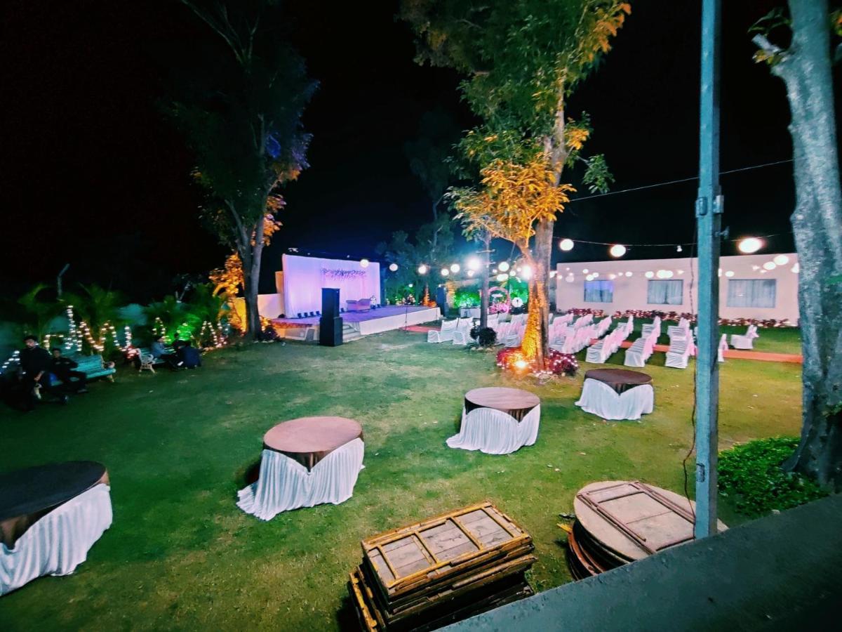 Hotel Lions Den Lonavala Esterno foto