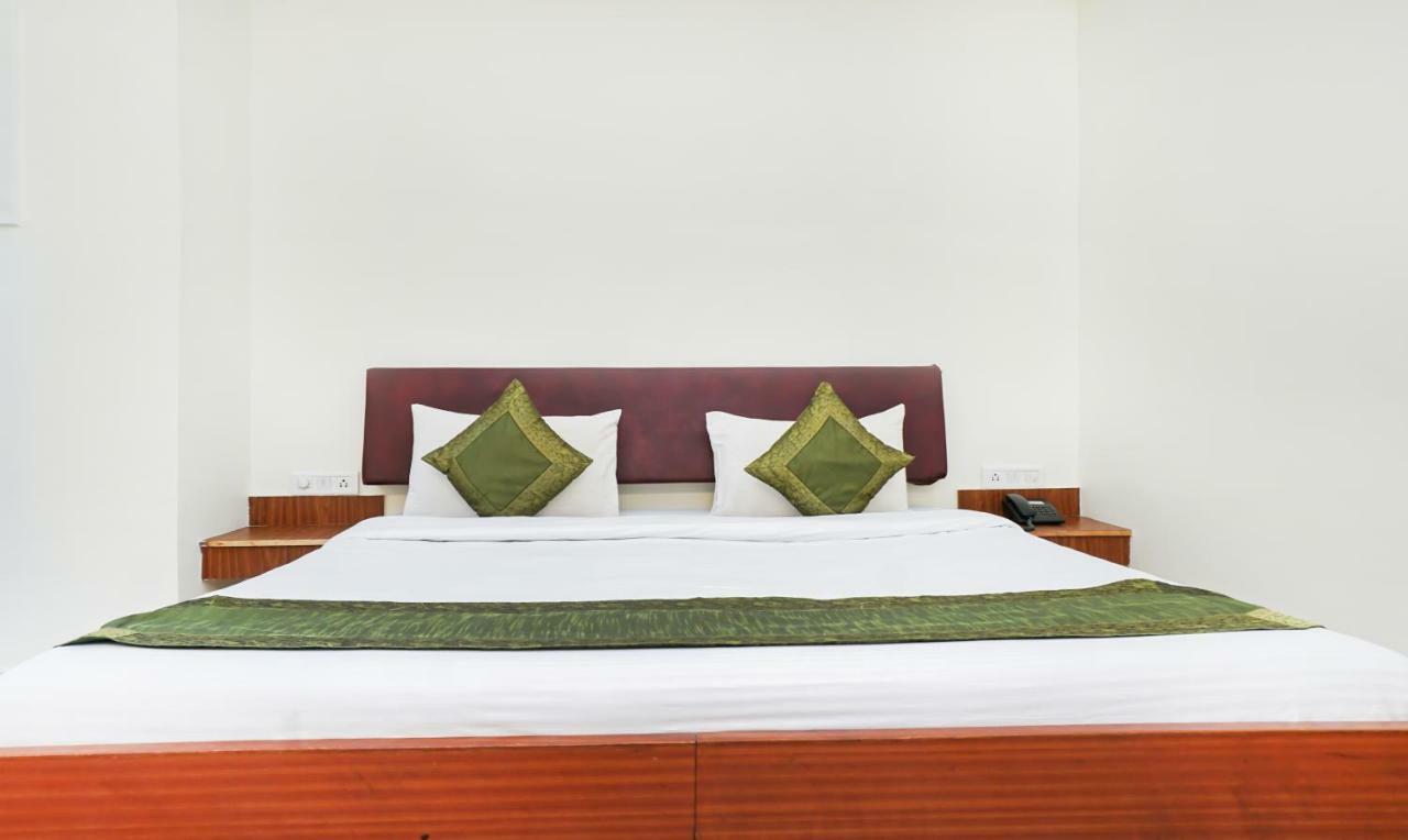Hotel Lions Den Lonavala Esterno foto