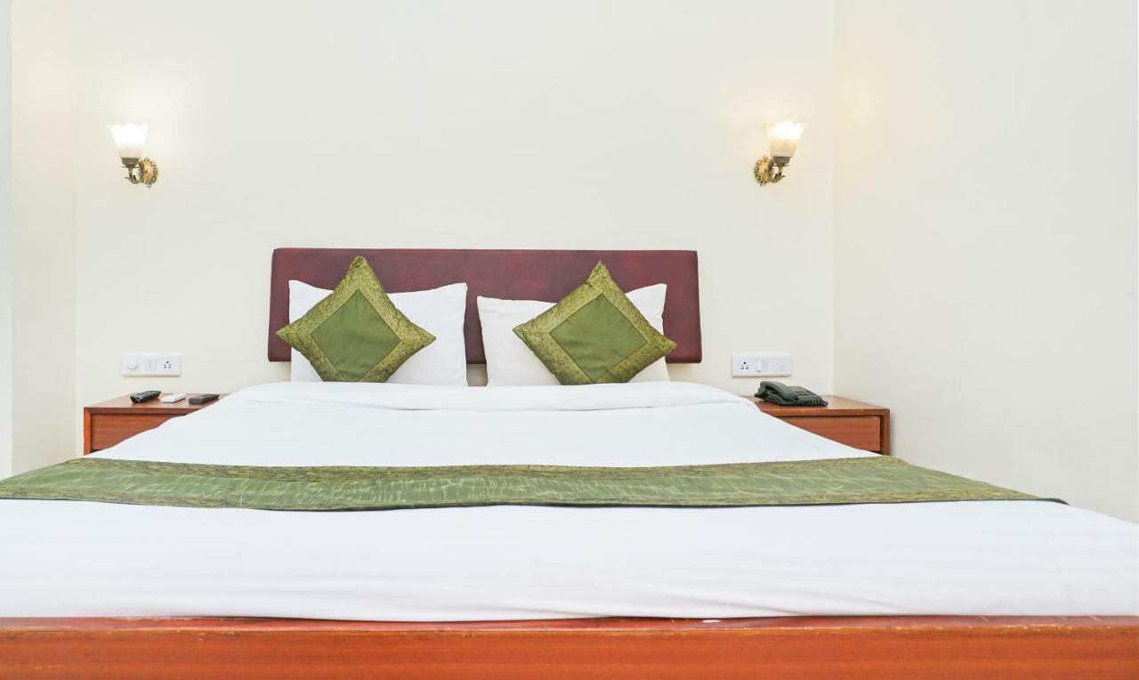 Hotel Lions Den Lonavala Esterno foto